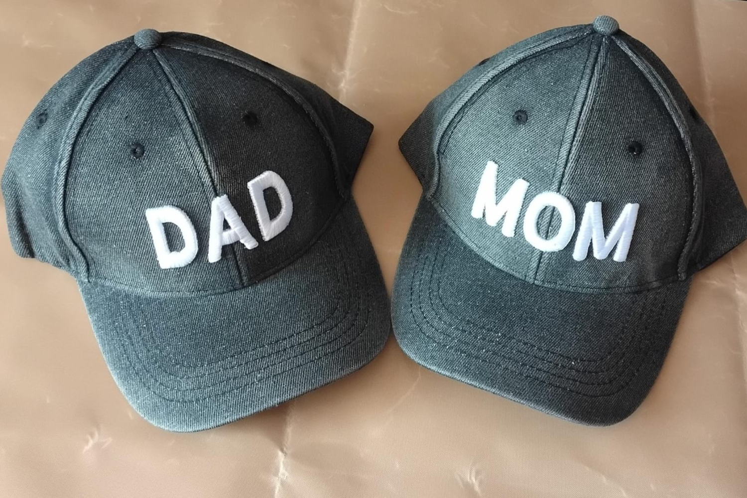 Gorras bordadas personalizadas con logo de empresa — ejemplo de artículo promocional wearable