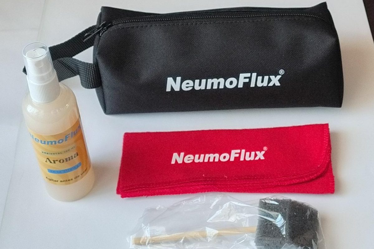 Kit promocional NeumoFlux con bolso, spray y accesorios personalizados — ejemplo de kit de emergencia situacional